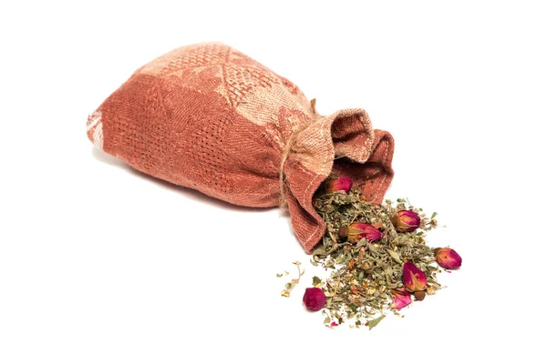 从花瓣和玫瑰花蕾的茶叶散落在桌子上从袋子 一个舒适的茶党和浪漫的概念 — 图库照片