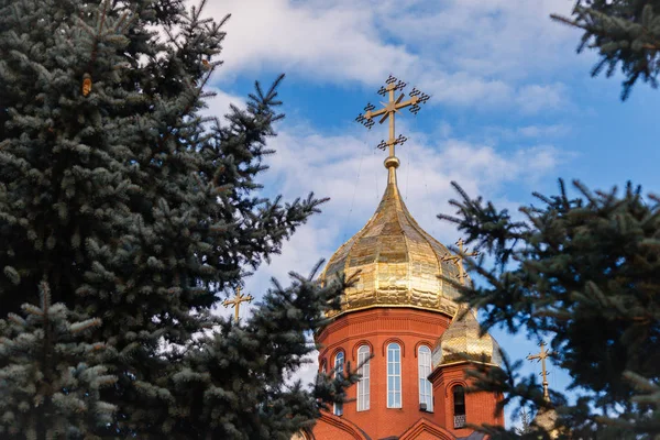 Oude Rode Bakstenen Christelijke Kerk Kemerovo Met Gouden Vergulde Koepels — Stockfoto
