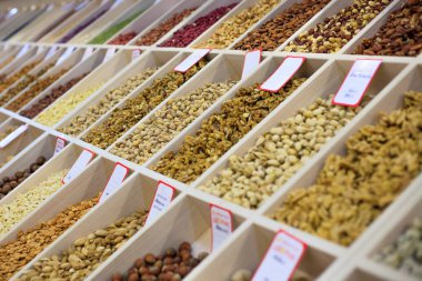 Çeşitli fındık ve kuru meyve piyasada: fındık, badem, fıstık, kaju fıstığı, Kuru üzüm, şekerlenmiş meyve, kuruyemiş, Kuru Erik dikdörtgen kasetlerine damarlı fiyat etiketleri. Sağlıklı Gıda sağlıklı, Aperatif, diyet kavramı