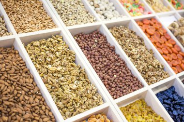 Çeşitli fındık ve kuru meyve piyasada: fındık, badem, fıstık, kaju fıstığı, Kuru üzüm, şekerlenmiş meyve, kuruyemiş, Kuru Erik dikdörtgen kasetlerine damarlı fiyat etiketleri. Sağlıklı Gıda sağlıklı, Aperatif, diyet kavramı