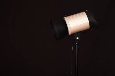 Profesyonel stüdyo ışık siyah arka plan üzerine yakın çekim. Photoshoot kavramı 