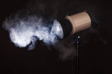 Profesyonel stüdyo ışık yakın çekim. Kavram photoshoot siste