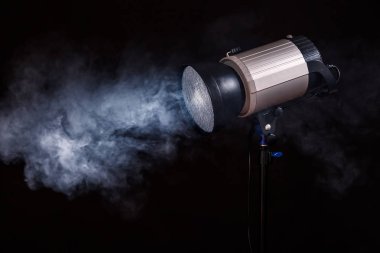 Profesyonel stüdyo ışık yakın çekim. Kavram photoshoot siste