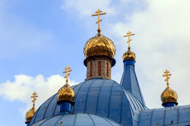 Kemerovo eski Hıristiyan Kilisesi ile altın ve altın kubbe ve mavi demir çatı gökyüzü karşı. İnanç Tanrı, Ortodoksluk, dua kavramı