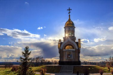 Eski Hıristiyan kilisesinde Kemerovo gökyüzü, güzel sonbahar manzara karşı altın ve altın kubbeler, Kahverengi granit duvarlı. İnanç Tanrı, Ortodoksluk, dua kavramı