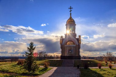 Eski Hıristiyan kilisesinde Kemerovo gökyüzü, güzel sonbahar manzara karşı altın ve altın kubbeler, Kahverengi granit duvarlı. İnanç Tanrı, Ortodoksluk, dua kavramı