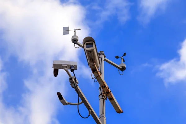 Сірий Залізний Стовп Камерами Спостереження Контролем Швидкості Тлі Блакитного Неба — стокове фото