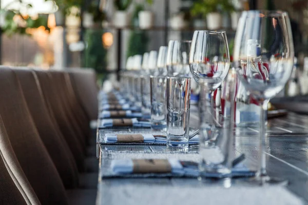 Restaurant Serving Glass Wine Water Glasses Forks Knives Textile Napkins — Stock Photo, Image