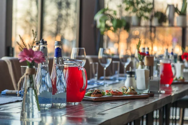 Ristorante Che Serve Bicchieri Vino Acqua Antipasti Bruschette Forchette Coltelli — Foto Stock