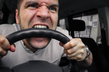 Duygusal kişi. Arabanın sürücüsü biri trafik sıkışıklığı içinde çığlık atıyor. Kavram histerik ve kırık araba
