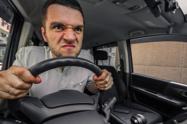 Duygusal kişi. Arabanın sürücüsü biri trafik sıkışıklığı içinde çığlık atıyor. Kavram histerik ve kırık araba