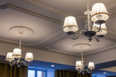 Avizeler üç elektrik lambaları ve tavanda asılı abajur ile. Kavram rahat otel, mola sırasında tiyatro akşamları