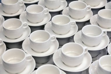 Bir sürü beyaz porselen çay çiftler kazık düz bir çizgi halinde. Kavramı konferans hotel, mola, catering, Odaya Servis Kahvaltı
