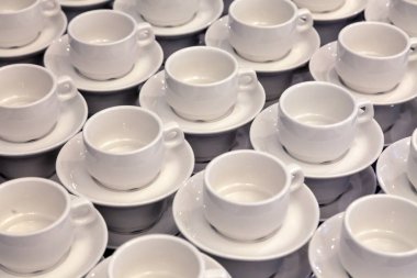 Bir sürü beyaz porselen çay çiftler kazık düz bir çizgi halinde. Kavramı konferans hotel, mola, catering, Odaya Servis Kahvaltı