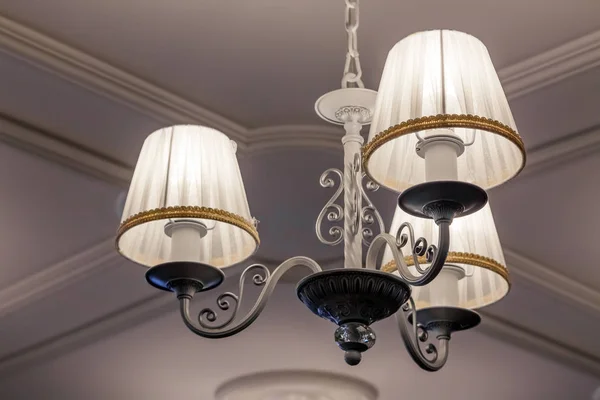 Lustre Avec Trois Lampes Électriques Abat Jour Suspendus Plafond Concept — Photo