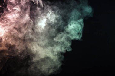 Siyah bir arka plan üzerinde renkli duman. Bir müzik konserinde bir ışık gösterisi kavramı