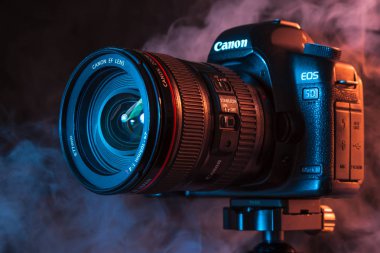 Rusya, Novosibirsk, 29 Ekim 2018. Profesyonel bir kamera bir tripod üzerinde siyah bir arka plan ve beyaz ve renkli duman Studio'da üzerinde Close-up. Konsept fotoğraf çekimi video kaydı