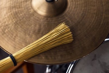 Closeup künye kırmızı ruj şarkıcı sahne alanı'ndaki bakışları üzerinde gümüş demir mikrofon üzerinde. Kavramı bir restoran ya da bar akşamları canlı müzik