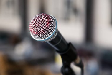 Yakın çekim künye kırmızı ruj şarkıcı sahne alanı'ndaki bakışları üzerinde gümüş demir mikrofon üzerinde. Kavramı bir restoran ya da bar akşamları canlı müzik