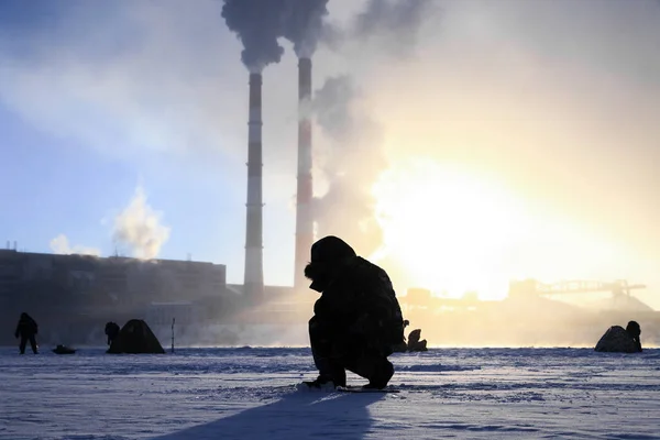 Pêche Hiver Passion Des Hommes Pêcheurs Attrapent Poisson Sur Une — Photo