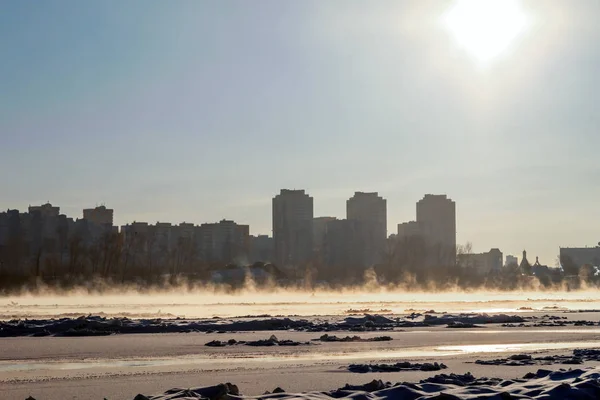 Winter Stadsgezicht Bij Zonsondergang Huizen Achtergrond Van Een Halo Een — Stockfoto