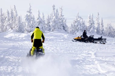 Rusya, Sheregesh 2018.11.17 insanlar profesyonel viteste dağın tepesinden bir kar snowboard freeride binmek için dağa binmek. Kavram ulaşım, turizm, tahliye