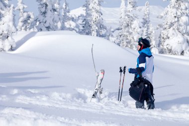 Rusya, Sheregesh 2018.11.78 profesyonel kayakçı parlak spor giyim ve kıyafet karlı güneşli yüksek dağlarda duruyor. Kavram freeride, tehlike spor