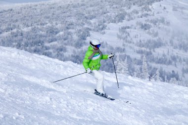 Rusya, Sheregesh 2018.11.17 profesyonel kayakçı yokuş aşağı karlı yüksek dağlarda kayak parlak spor giyim içinde. Bulanıklık, yumuşak odak, nesne hareket. Güvenli spor, aşırı dinlenme kavramı