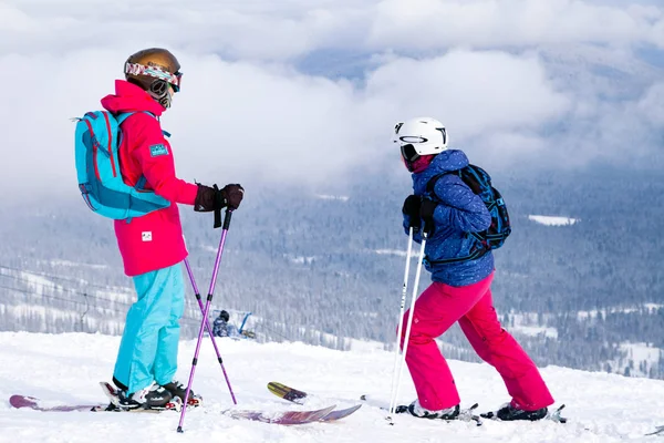 Rusya, Sheregesh 2018.11.17 profesyonel kayakçılar içinde yokuş aşağı karlı yüksek dağlarda kayak parlak spor giyim. Bulanıklık, yumuşak odak, nesne hareket. Güvenli spor, aşırı dinlenme kavramı