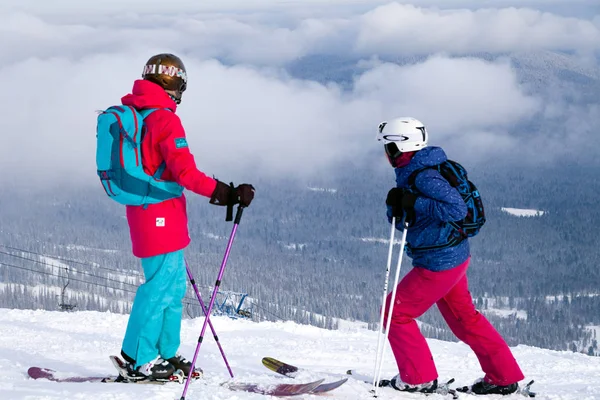 Ρωσία Sheregesh 2018 Επαγγελματίες Σκιέρ Στο Φωτεινό Αθλητικά Σκι Κατάβασης — Φωτογραφία Αρχείου