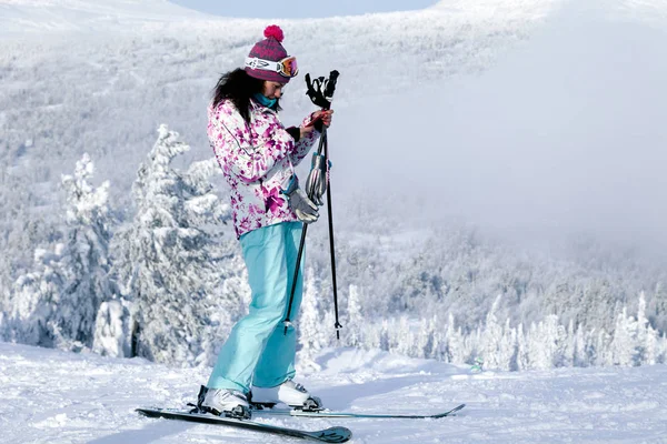 ロシア Sheregesh 2018 雪の高山では明るいスポーツウェア スキーと写真のプロ スキーヤー ぼかし ソフト フォーカス モーション内のオブジェクト — ストック写真