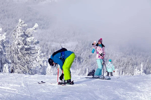 Rusya, Sheregesh 2018.11.17 profesyonel kayakçılar karlı yüksek dağlarda parlak spor giyim kayak ve yapmak fotoğrafları. Bulanıklık, yumuşak odak, nesne hareket. Güvenli spor, aşırı dinlenme kavramı