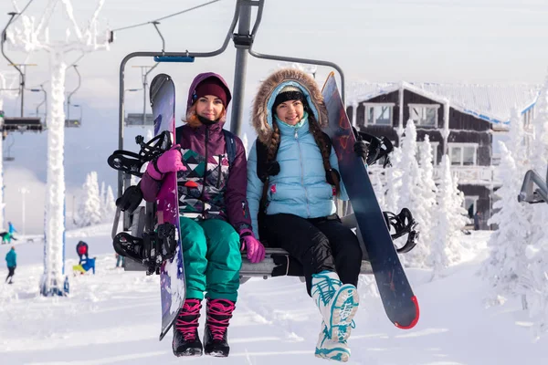Ρωσία Sheregesh 2018 Snowboarders Επαγγελματική Στολή Ανεβείτε Τελεφερίκ Μέχρι Ένα — Φωτογραφία Αρχείου