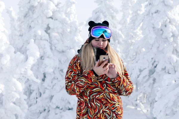 俄罗斯 谢雷格什2018 在明亮的运动服和面具的专业女孩滑雪者正在雪高山和常绿冷杉树的背景下自拍照片 摄影的概念 — 图库照片