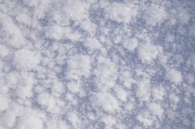 Closeup dondurulmuş beyaz karlı yüzey hoarfrost ile bir yazıt, boşaltmak için bir yer