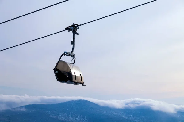 Telesilla Primer Plano Teleférico Con Una Cabina Cerrada Fondo Picos — Foto de Stock