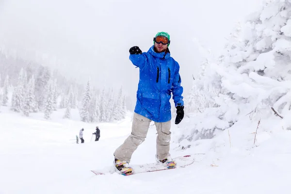 Rosja Sheregesh 2018 Człowiek Profesjonalny Snowboardzista Jasny Niebieski Odzież Sportowa — Zdjęcie stockowe