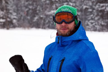 Rusya, Sheregesh 2018.11.18 profesyonel adam snowboard parlak mavi spor giyim karlı güneşli yüksek dağlar içinde. Kavram dinlenme apres Kayak