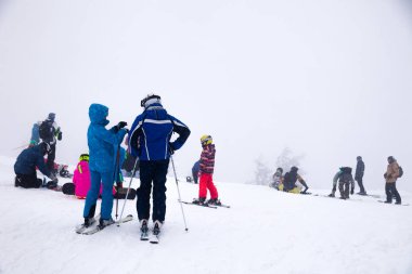 Rusya, Sheregesh 2018.11.18 profesyonel kayakçılar parlak spor giyim ve yokuş aşağı karlı güneşli yüksek dağlarda kayak kıyafeti. Bulanıklık, yumuşak odak, nesne hareket. Güvenli res kavramı