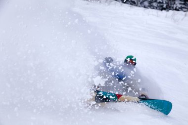 Rusya, yüksek dağlarda kar tozu ile Sheregesh 2018.11.18 profesyonel snowboard binme mavi spor giyim ve sonbaharda aşağı. Bulanıklık, yumuşak odak, nesne hareket. Kavram freeride, tehlike spor