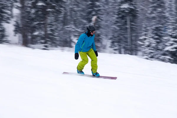 Oroszország Sheregesh 2018 Szakmai Snowboardos Világos Sportruházat Felszerelés Síelés Lefelé — Stock Fotó