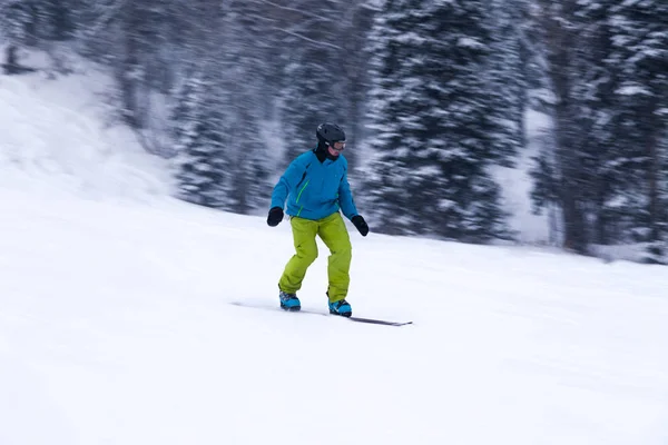 Rusya Sheregesh 2018 Profesyonel Snowboard Parlak Spor Giyim Yokuş Aşağı — Stok fotoğraf