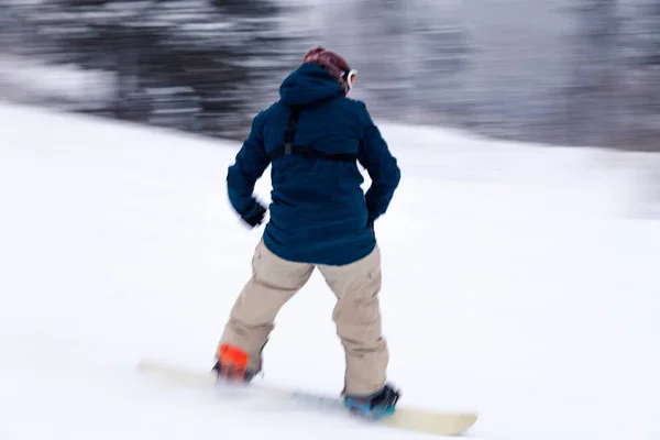 Rosja Sheregesh 2018 Snowboardzista Jasnej Odzieży Sportowej Strój Narciarstwo Zjazdowe — Zdjęcie stockowe