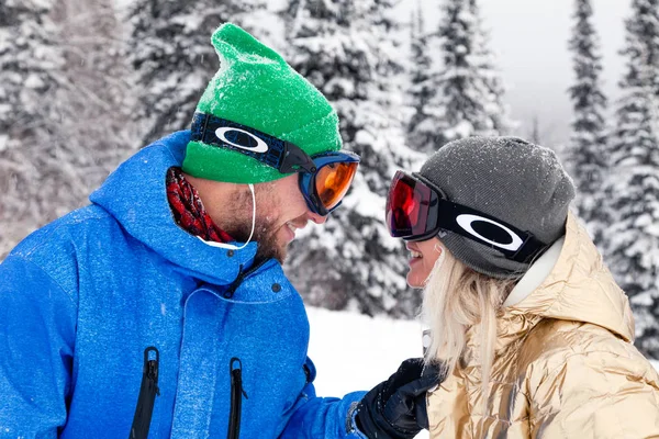 Ρωσία Sheregesh 2018 Ζευγάρι Των Snowboarders Στο Φωτεινό Αθλητικά Είδη — Φωτογραφία Αρχείου