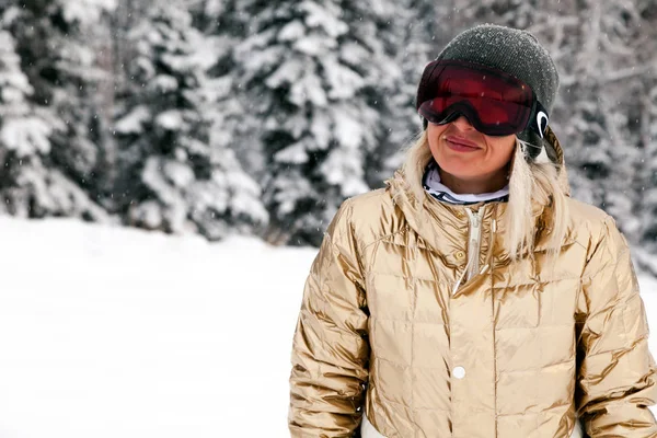 ロシア 黄金のスポーツウェアや服の Sheregesh 2018 女の子スノーボーダーは雪の高山や森に立っています 外せない概念残り — ストック写真