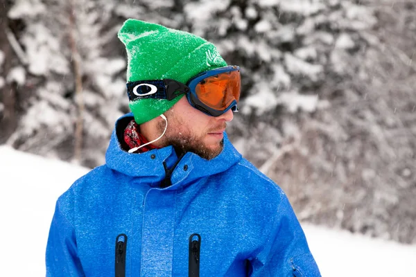 Rosja Sheregesh 2018 Człowiek Profesjonalny Snowboardzista Jasny Niebieski Odzież Sportowa — Zdjęcie stockowe