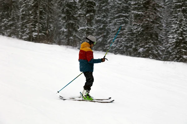 Rusia, Sheregesh 2018.11.18 Esquiador profesional en deportes brillantes —  Fotos de Stock