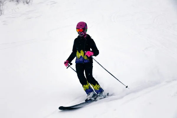 俄罗斯, 谢雷格什2018.11.18 在明亮的运动专业滑雪者 — 图库照片