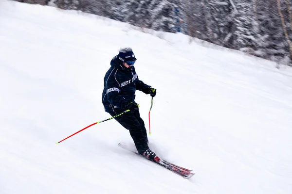 俄罗斯 谢雷格什2018 专业滑雪者在明亮的运动服和装备滑雪下坡在雪阳光明媚的高山 软聚焦 物体在运动 安全休息的概念 — 图库照片