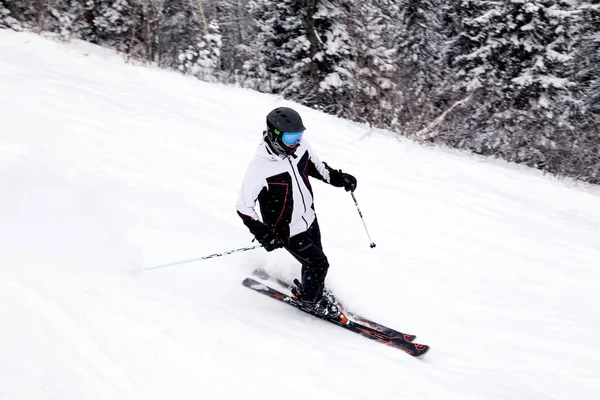 러시아 운동복에 내리막 Sheregesh 2018 스키어 소프트 포커스 모션에서 나머지는 — 스톡 사진